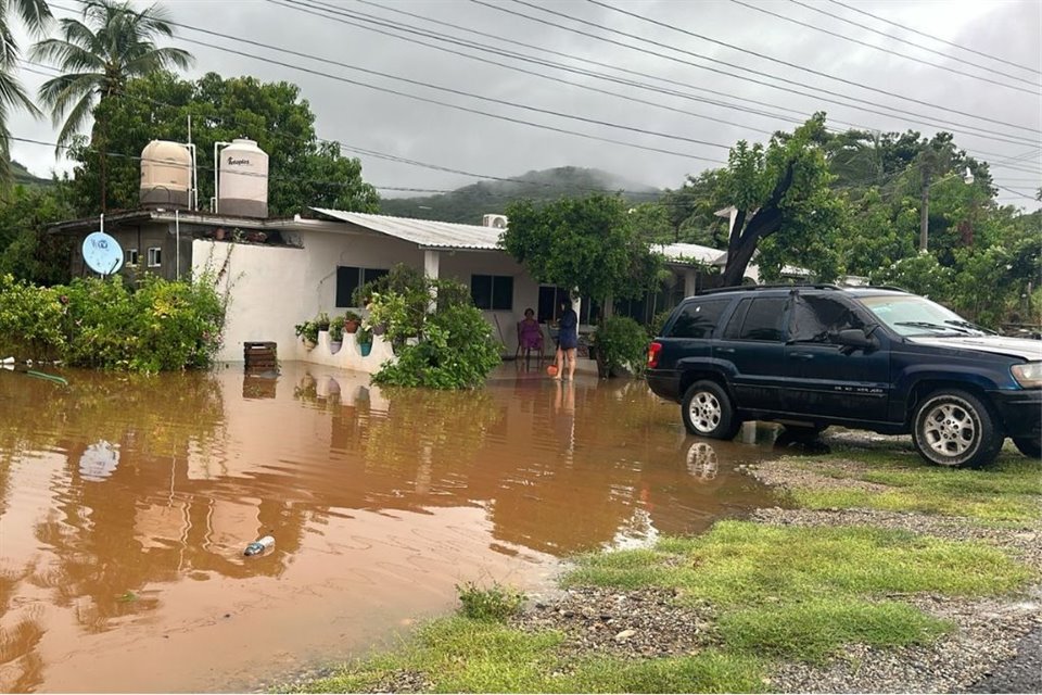 Tormenta tropical 'Max' en Costa Grande de Guerrero ha dejado ríos desbordados, inundaciones, arrastre de vehículos y a una persona desaparecida.