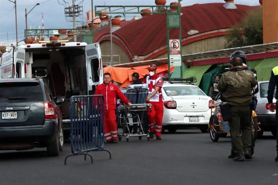 Paramédicos tuvieron que atender a familiares de la víctima que entraron en shock.