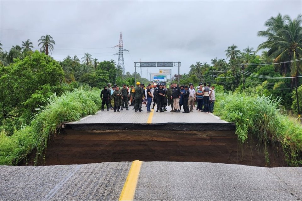 Tormenta tropical 'Max' ha dejado ríos desbordados, inundaciones, arrastre de vehículos y a un desaparecido en Costa Grande de Guerrero.