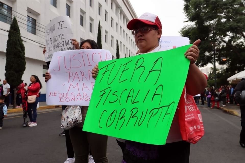 Familiares de víctimas se manifestaron frente a la FGJ en rechazo a la Fiscal Ernestina Godoy.