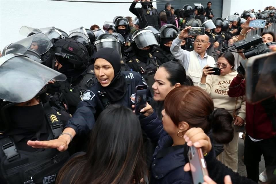 Las inconformes y policías de la SSC se confrontaron, tras minutos de agresiones la situación fue controlada.