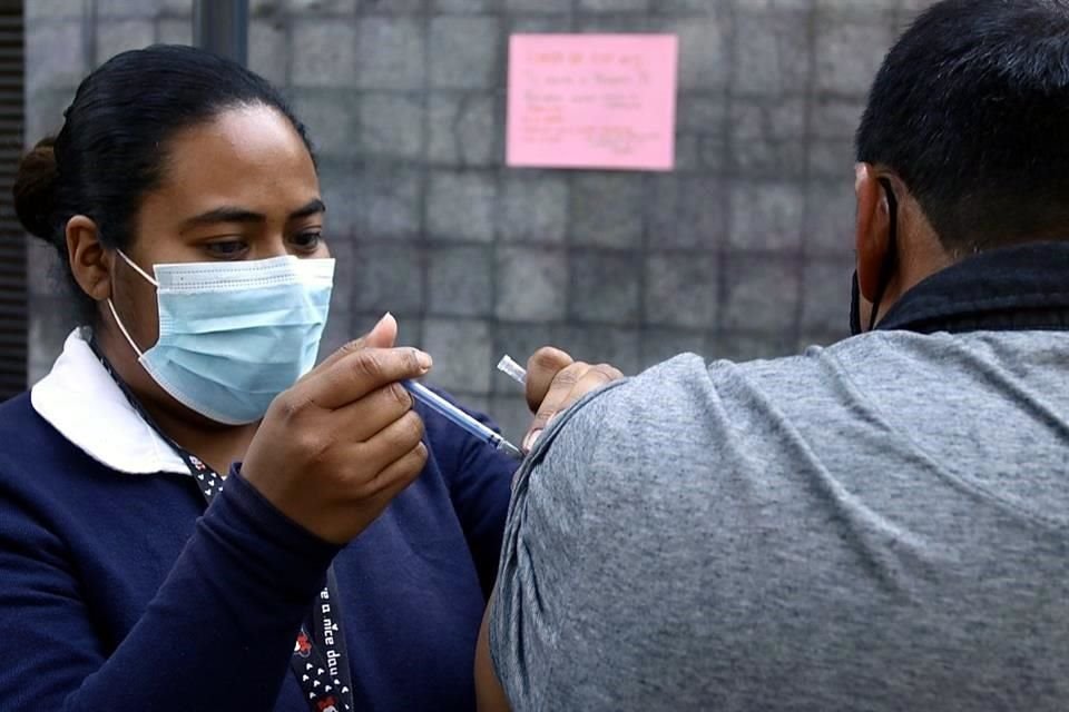 L'ensemble de la population peut accéder aux vaccins gratuits, disponibles dans les centres de santé, même si l'accent est mis sur les personnes vulnérables.