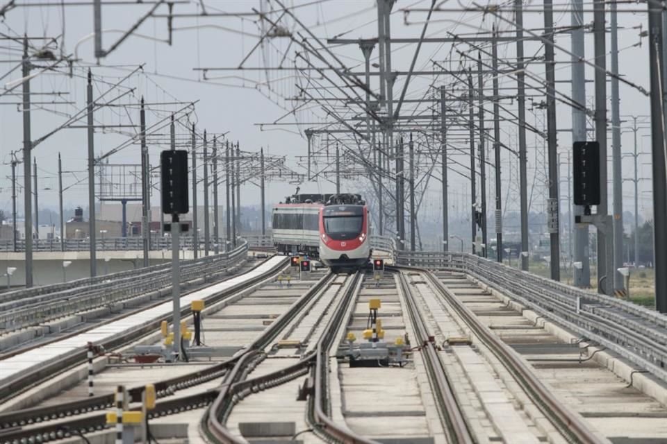 AMLO propuso a los concesionarios de ferrocarriles de carga que operen trenes eléctricos de pasajeros para comunicar a todo el País.