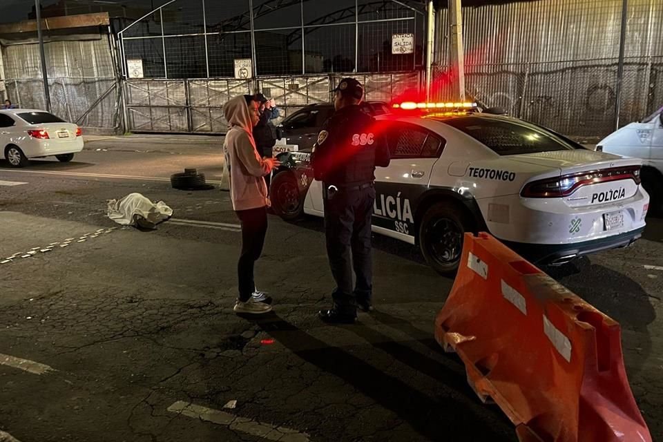 El accidente ocurrió la noche del lunes mientras el vehículo de carga circulaba por Eje 8 Sur Calzada Ermita Iztapalapa, en dirección hacia el poniente.