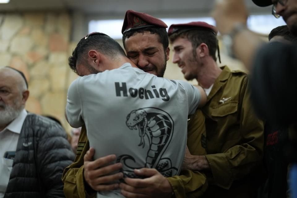 Personas se abrazan durante un funeral de un soldado israelí en Jerusalén, el 10 de octubre.