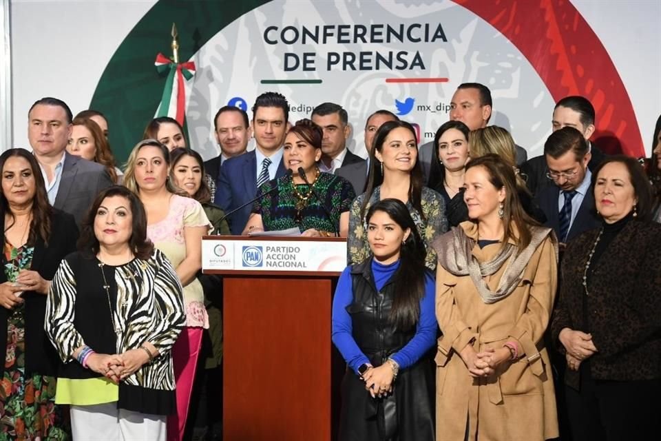 Adela Ramos, maestra de profesión, manifestó su desacuerdo con el contenido de los libros de texto gratuitos que se distribuyeron para el ciclo escolar 2023-2024, lo que generó rechazo en Morena.