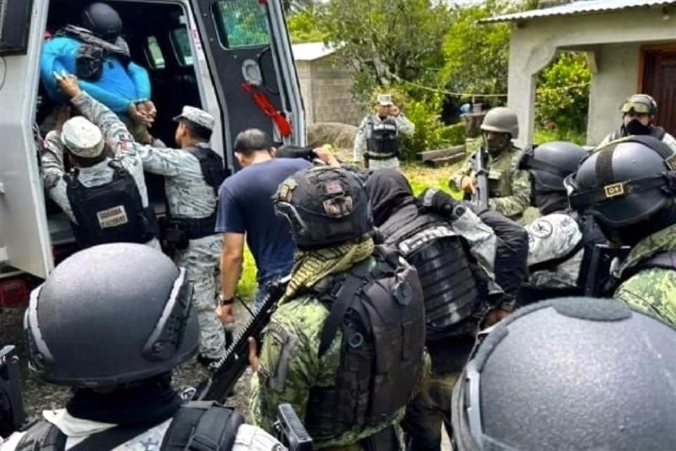 El operativo de rescate y detención fue realizado por efectivos de la Guardia Nacional y la Secretaría de la Defensa.