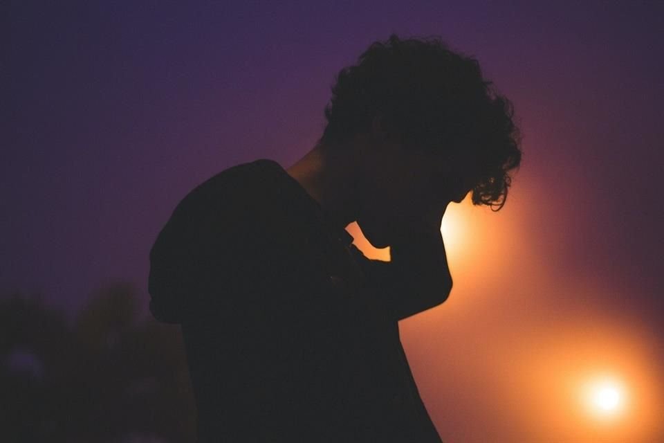 Exponerse a luces durante la noche aumenta el riesgo de desarrollar problemas de salud mental, como ansiedad, depresión y psicosis.