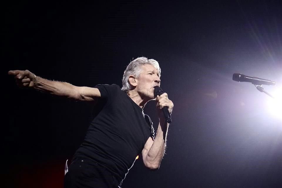 Según varios reportes, Roger Waters insultó a los fans que no aguantaron verlo leer su autobiografía en un concierto reciente en Londres.