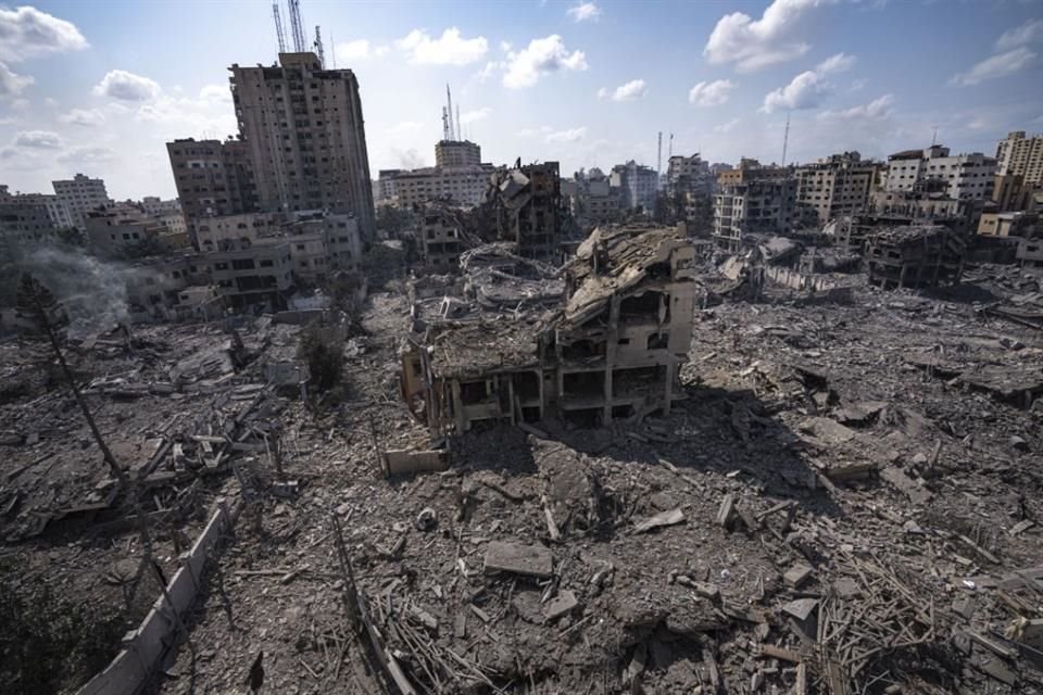 Escombros en un vecindario en la Ciudad de Gaza que fue objeto de un ataque aéreo israelí, el martes 10 de octubre de 2023.