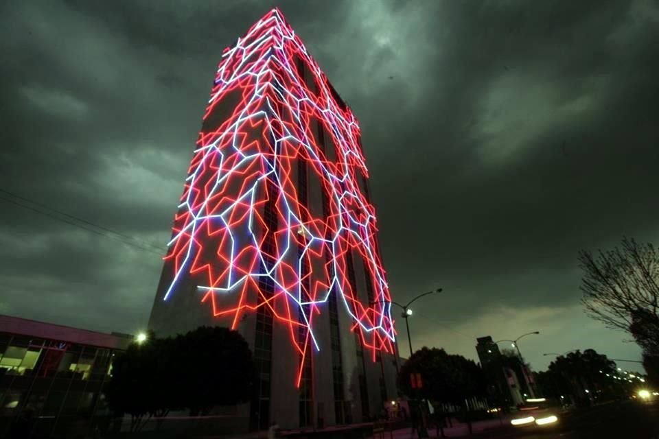 La obra de Thomas Glassford fue colocada en el centenario de la UNAM, y se convirtió pronto en un ícono de Tlatelolco.