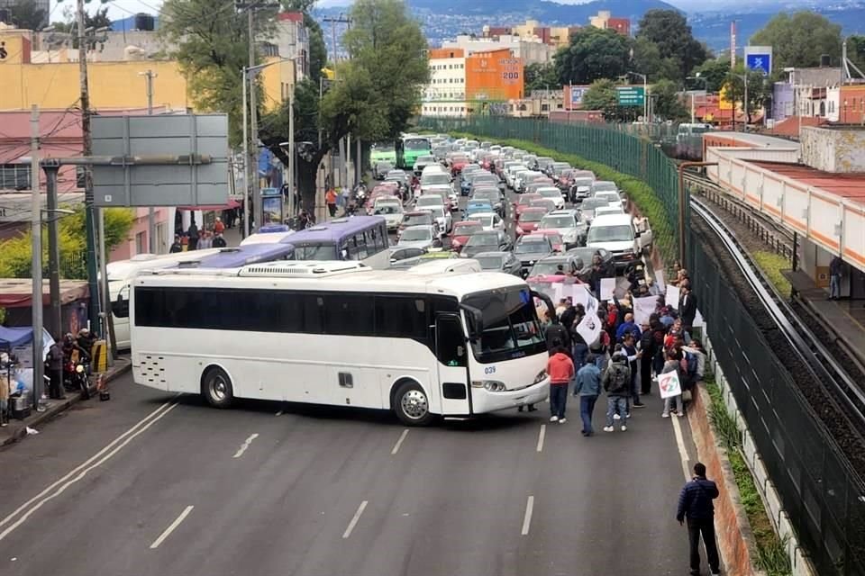 La protesta se lleva a cabo a la altura de la estación General Anaya del Metro, en donde los manifestantes mantienen atravesado un camión de turismo.