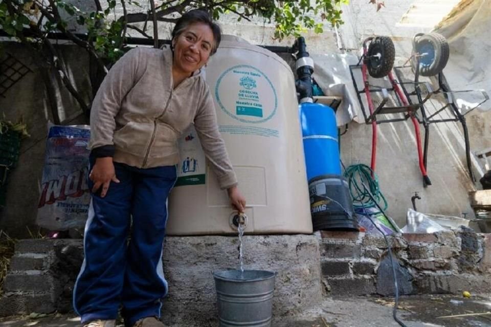 'El programa social Cosecha de Lluvia 2023 busca mejorar las condiciones de acceso y aumentar el abasto de agua de la población en viviendas con escasez de agua', indicó la Sedema.