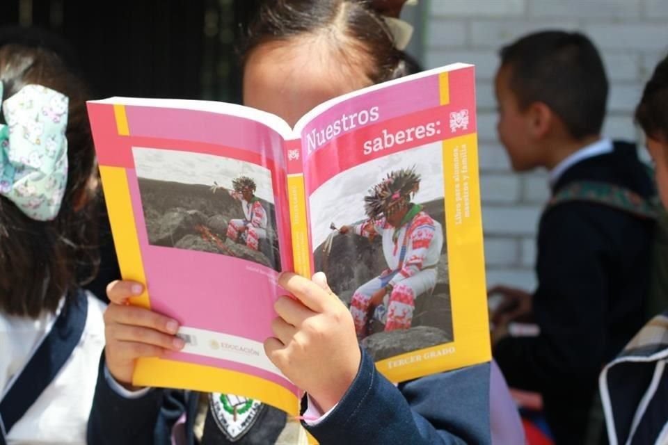 Los libros elaborados por el actual Gobierno han sido controversiales e impugnados por Caniem, sociedad de padres de familias, expertos, padres de familia y organizaciones. 