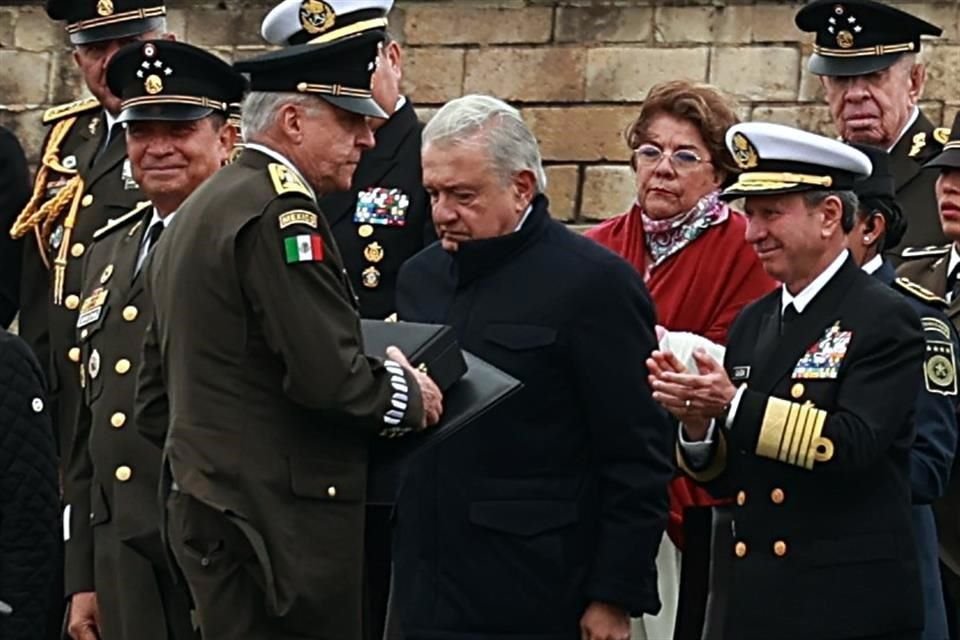 En evento militar en Veracruz, AMLO dio una presea a Salvador Cienfuegos, ex titular de Sedena detenido en EU en 2020 por nexos con narco.