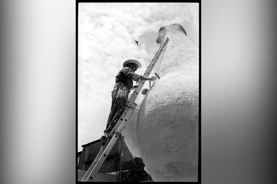 Marco expondrá fotos de Graciela Iturbide donde se observa a Juan Soriano creando la escultura 'La Paloma'.