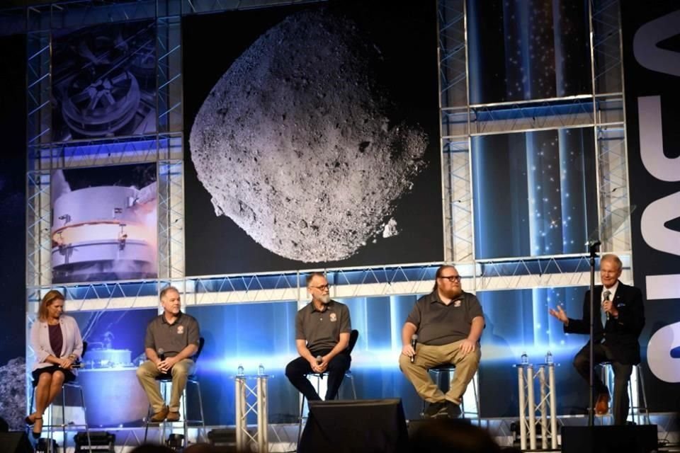 El administrador de la NASA, Bill Nelson (derecha), habla durante una conferencia de prensa para la presentación de la muestra OSIRIS-REx.