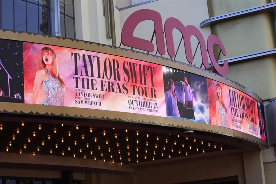 Un marco de la película-concierto de 'Taylor Swift: The Eras Tour' adorno la entrada al cine en la plaza The Grove en Los Ángeles.