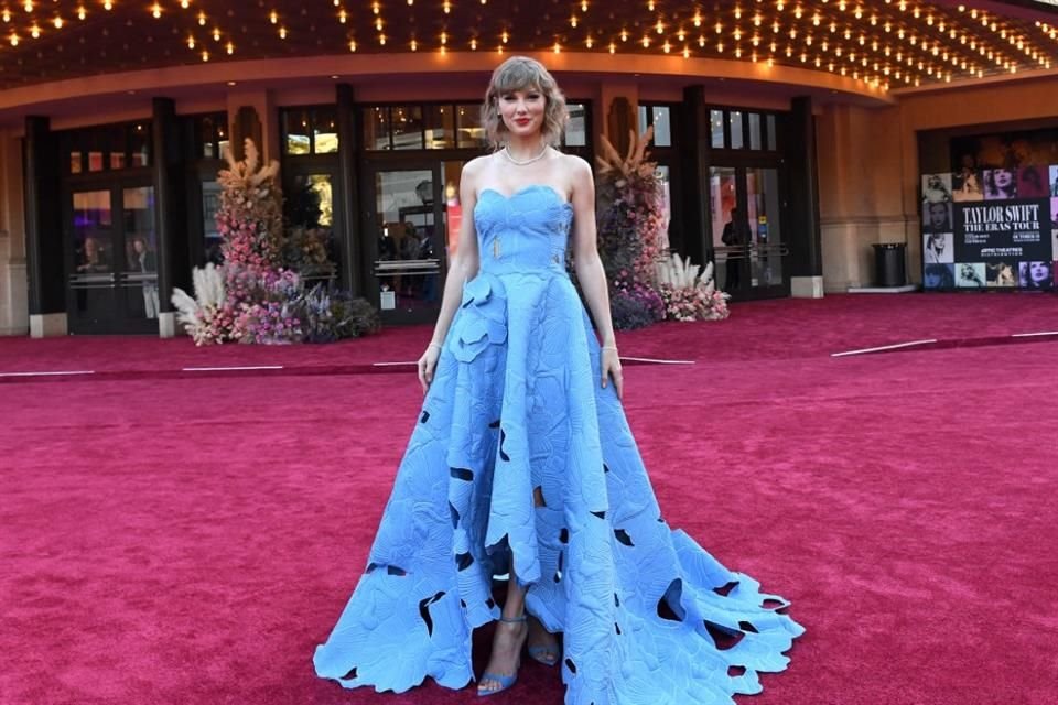 Y como se previó, Taylor Swift se presentó en la alfombra roja, siendo de los primeros invitados en asistir alrededor de las 5:30 p.m.