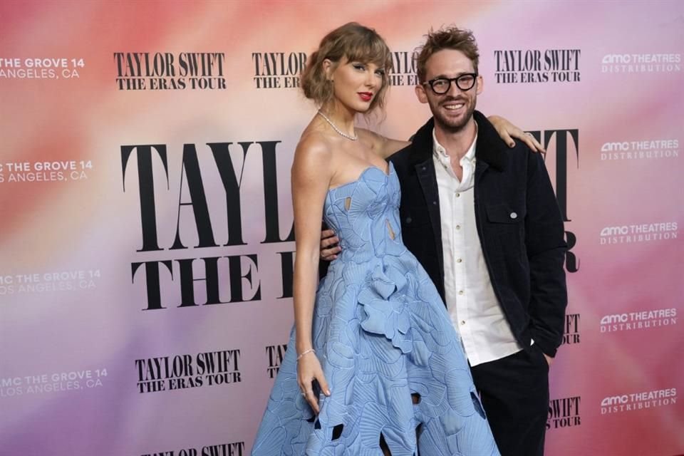 Durante la alfombra roja, Swift posó a lado de Sam Wrench, director de la película-concierto 'The Eras Tour'.