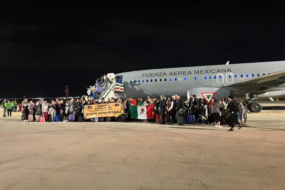 El primer avión del Ejército con 135 mexicanos repatriados de Israel ante el conflicto con Hamas llegó a la Base Aérea de Santa Lucía.