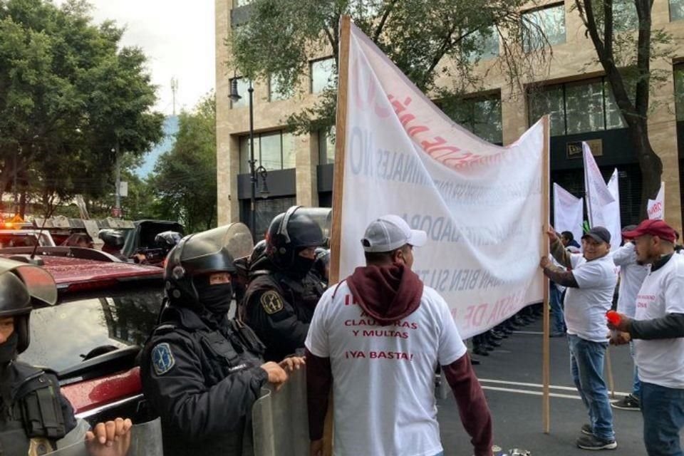 Tras realizar bloqueos ayer, los comerciantes de madera lograron agendar una reunión con autoridades.