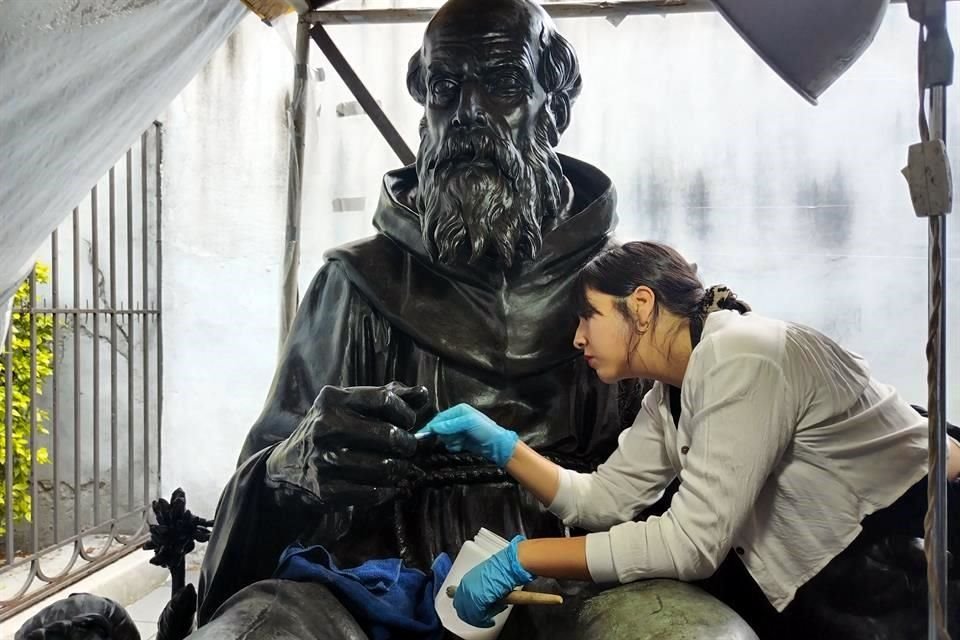 Las estatuas de los frailes Bartolomé de las Casas, Diego de Deza, Pedro de Gante y Juan Pérez de Marchena, que forman parte del conjunto escultórico, también fueron rehabilitadas.