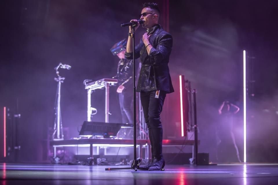 La banda de synth-pop Moenia convirtió el Auditorio Nacional en una discoteca para deleitar a 10 mil personas, como parte de 'Pixel Tour'.