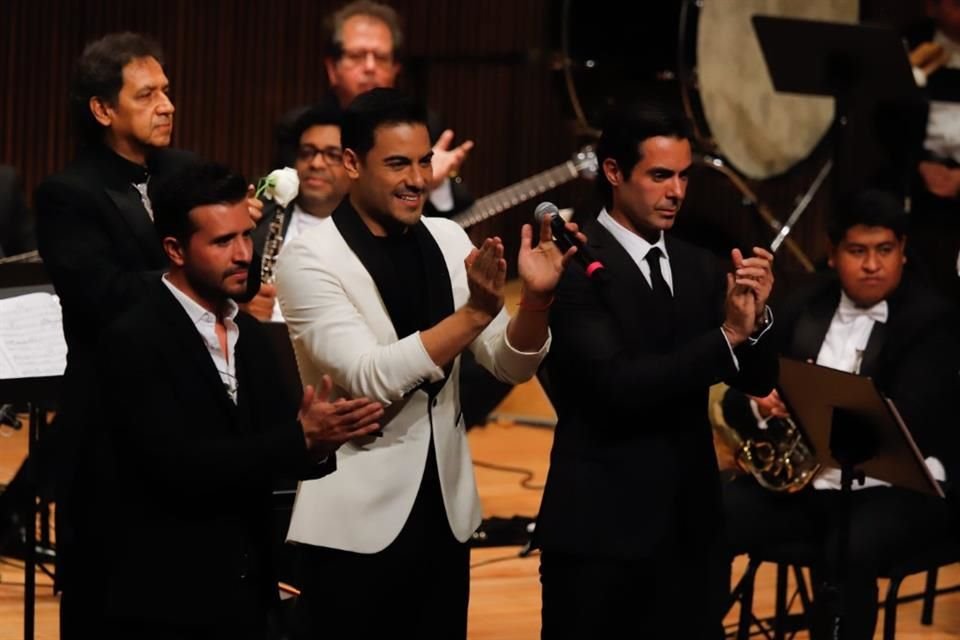 José María, Carlos Rivera y Ernesto D'Alessio le cantaron al famoso compositor e intérprete.