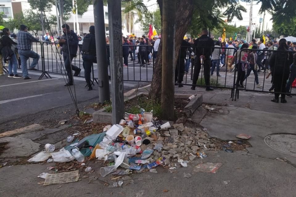 Tan sólo en el Primer Cuadro de Zapopan la Dirección de Aseo Público recolectó 2.4 toneladas de residuos sólidos antes delas 09:00 horas.