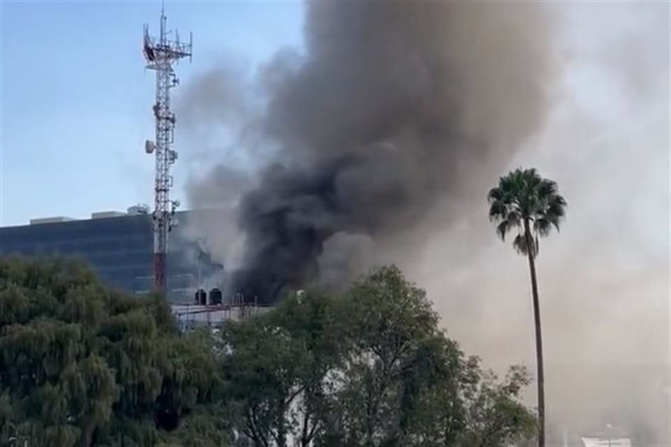 Bomberos y elementos de Protección Civil de la demarcación trabajan en el punto.