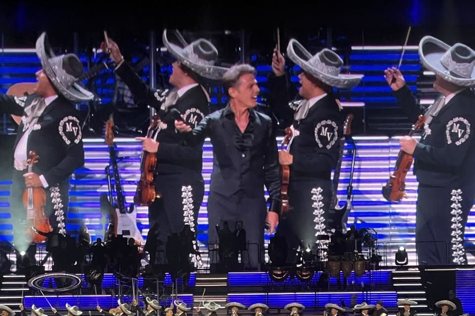 El cantante Luis Miguel empujó a uno de sus guardaespaldas para que no interviniera en sus saludos con fans de Miami.