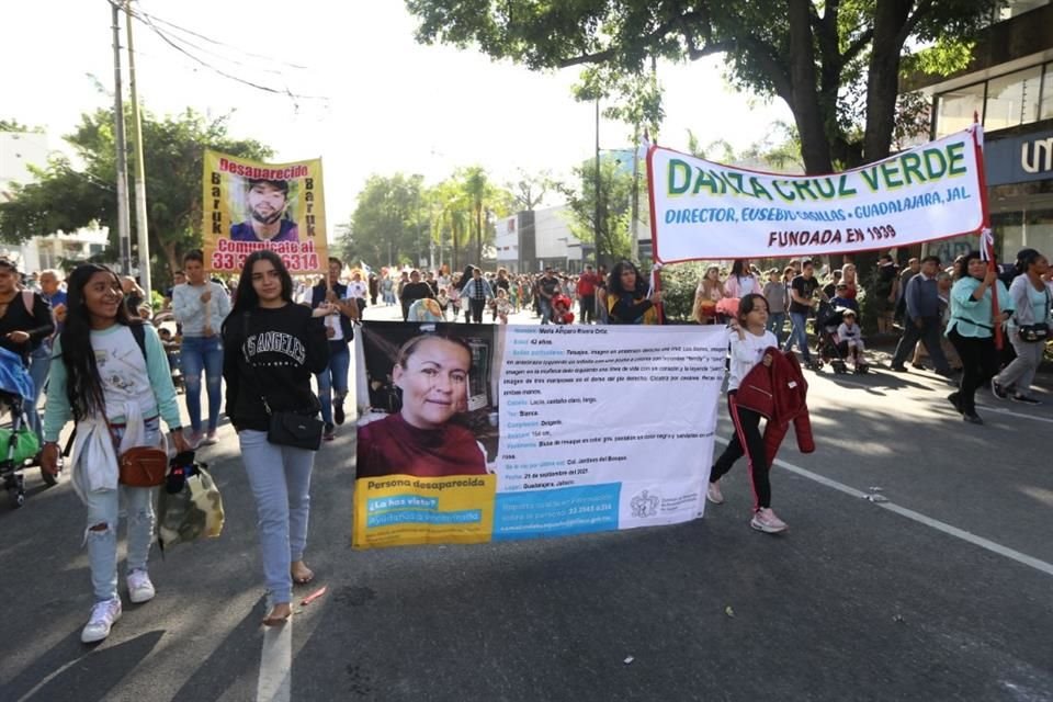 Familiares de personas desaparecidas caminan por La Romería 289 con las imágenes de sus parientes.