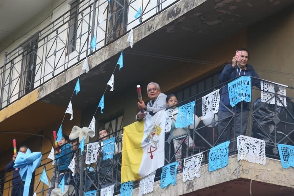 A su paso por el Centro tapatío, decenas de personas salieron a los balcones de sus casas o negocios para observar el paso de 'La Pacíficadora'.