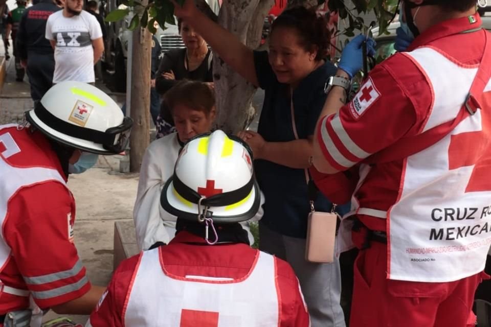 Paramédicos de Cruz Roja atendieron a una mujer mayor que sufrió crisis nerviosa durante la movilización.