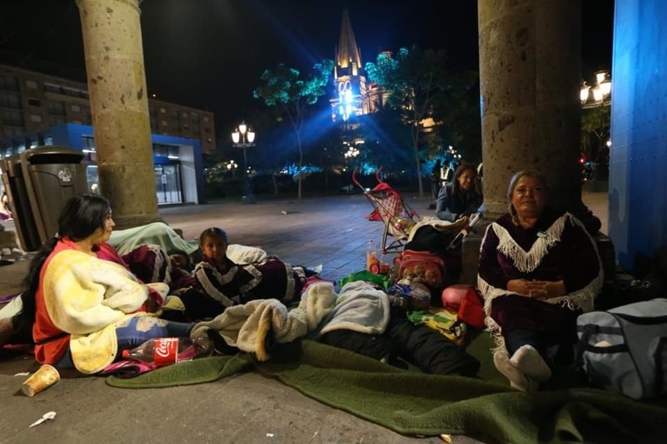 Feligreses pernoctaron en las inmediaciones de Catedral para ser los primeros en acompañar el regreso de la Virgen de Zapopan a su Basílica.