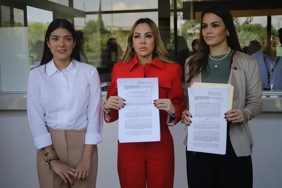 Cecilia Robledo, Perla Villarreal y Lorena de la Garza acudieron este jueves al INE.