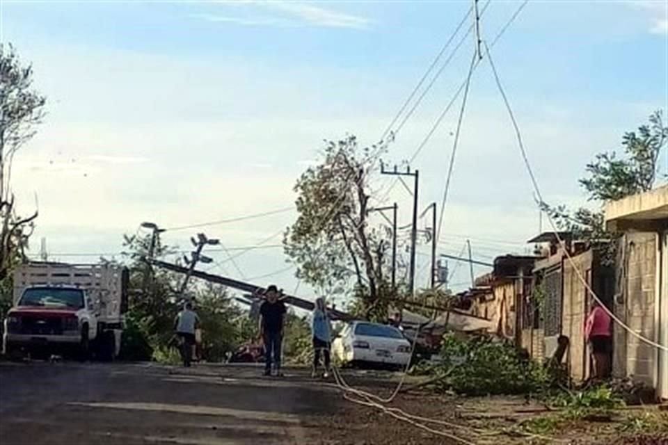 Debido a la intensidad del huracán Lidia, algunos postes se cayeron en Bahía de Banderas.