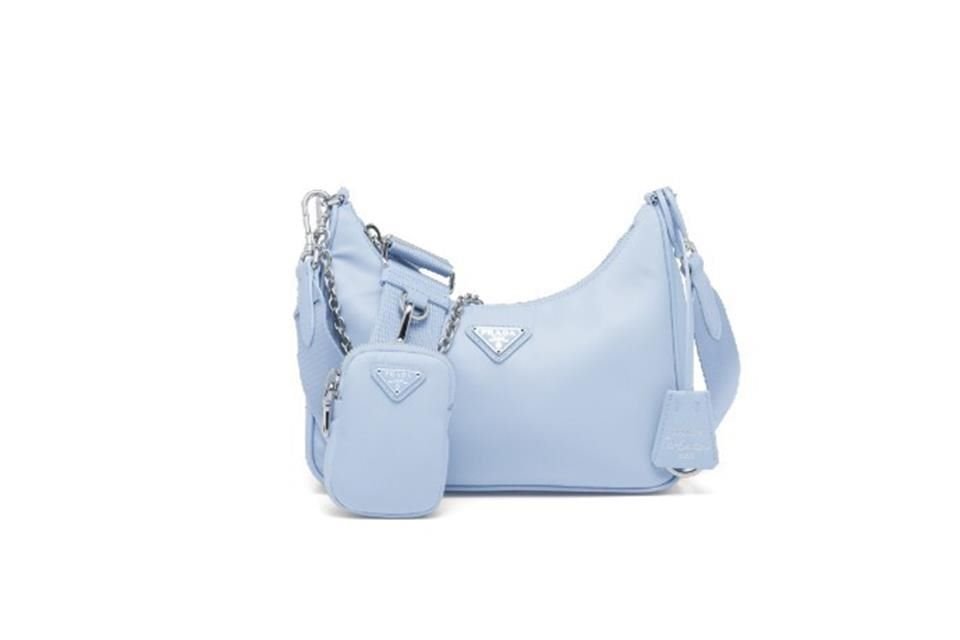 La firma de moda Prada lanzó su innovador modelo de bolso Re-Edition 2005, el cual está hecho de materiales reciclados que no pierden calidad. 