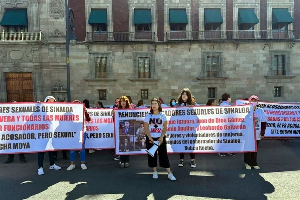 Noemí Rivera, víctima de acoso sexual, protestó frente a Palacio Nacional para exigir sanciones a funcionarios violentadores de mujeres.