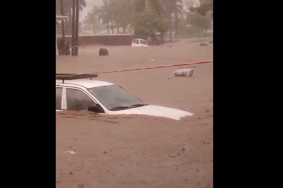 Una intempestiva tormenta causó el desbordamiento de dos arroyos en Puerto Vallarta.