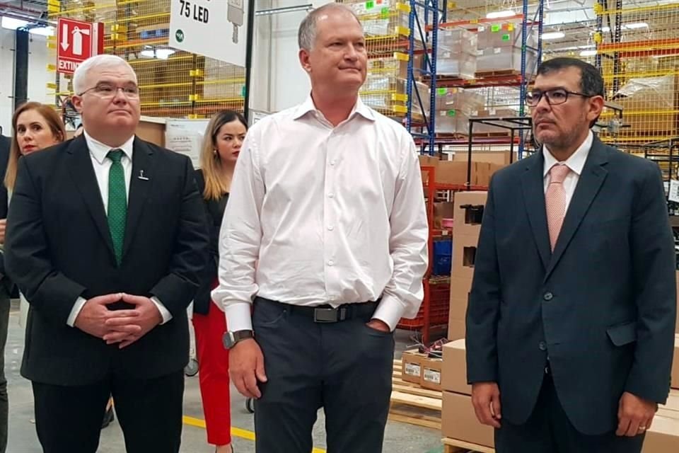 Javier González Caballero (izq. a der), de Operaciones en México y EU de Accuity Brands; Neil Ashe, CEO global, y de Federico Rojas, Secretario del Trabajo de NL, en un recorrido por la nueva planta.