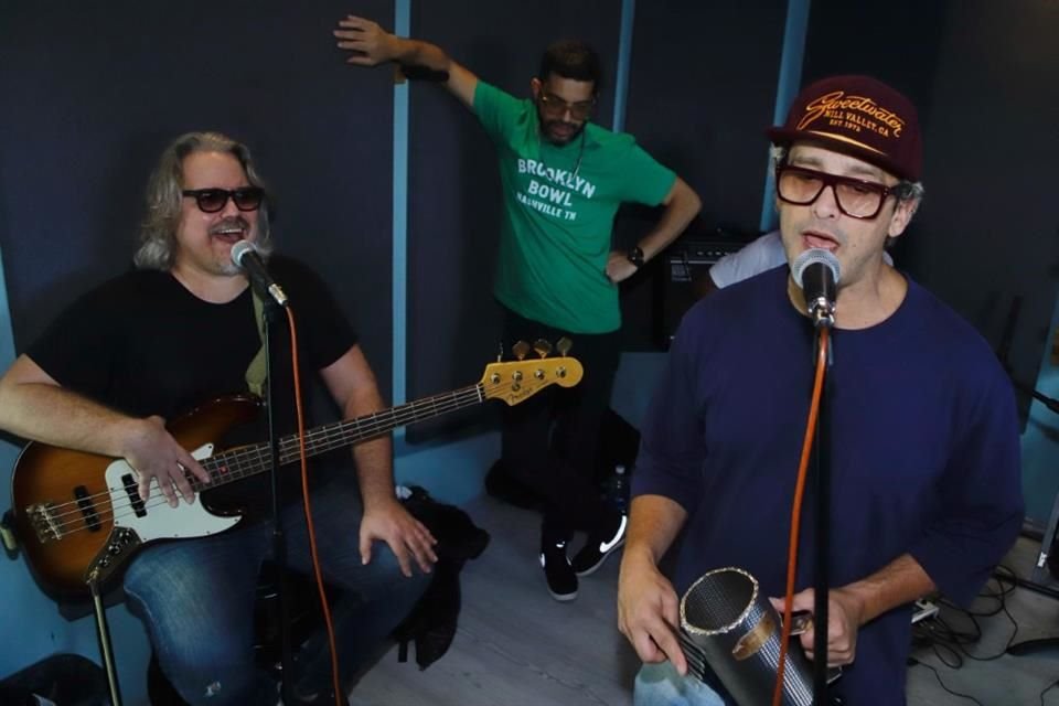 La agrupación venezolana Los Amigos Invisibles tienen la idea clara de qué música grabar en el estudio y qué darles a los fans en vivo.