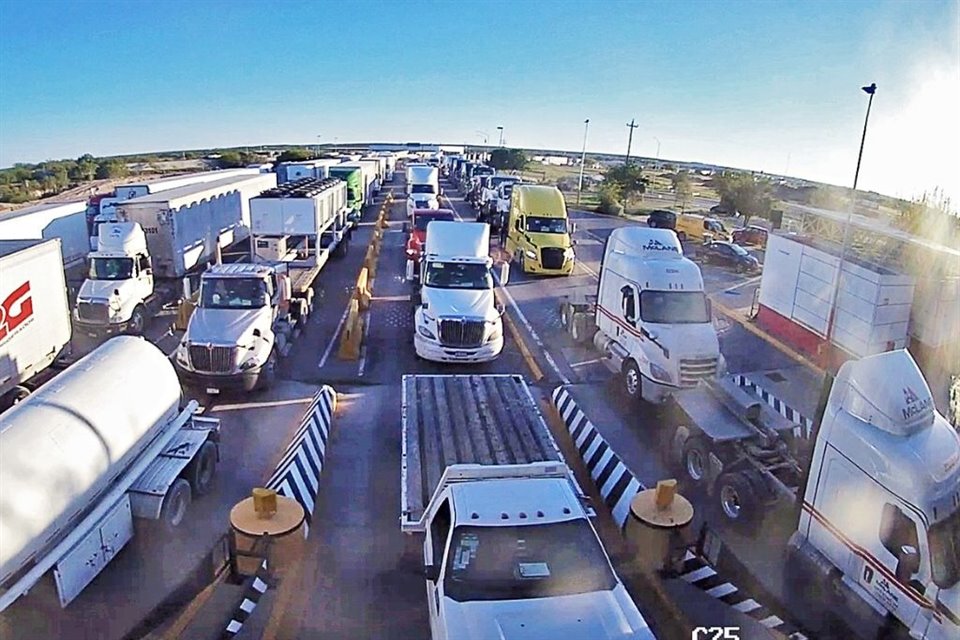 Camiones de carga se alinean en su camino hacia el puente internacional Ysleta-Zaragoza en Ciudad Juárez, México.