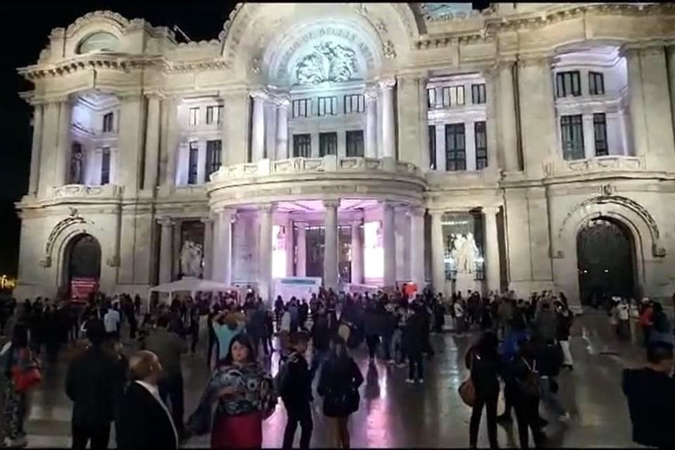 Personas que tenían boletos para la función de 'Florencia en el Amazonas' se quedaron afuera de Bellas Artes; usuarios en redes sociales lamentaron la cancelación.