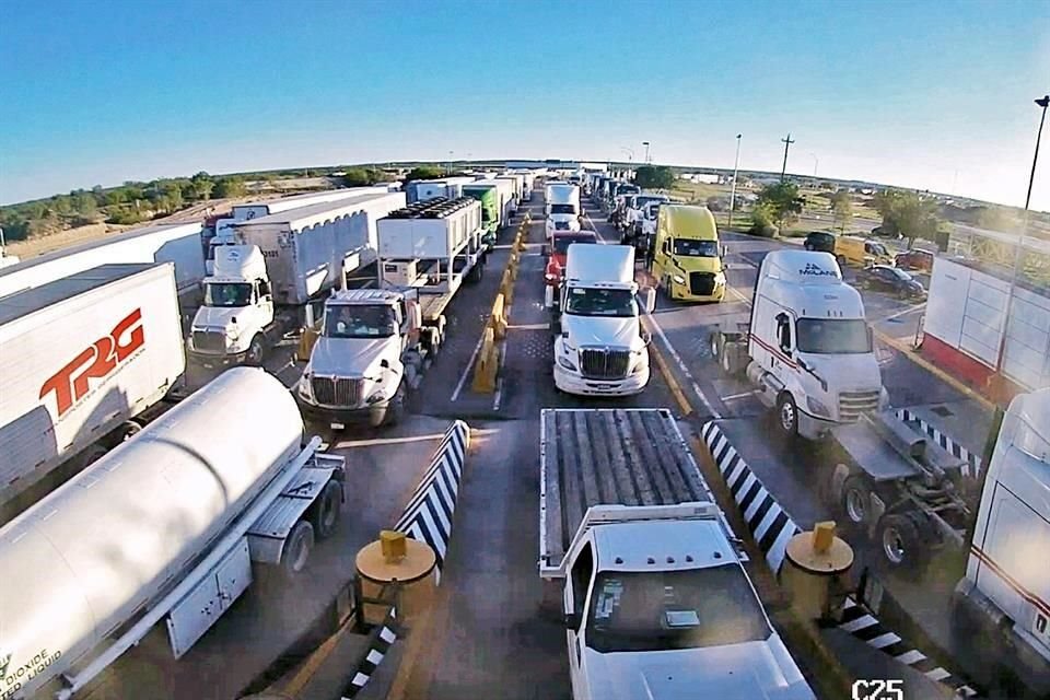 Ante las revisiones de Texas se formaron largas filas de tráileres, como muestra esta imagen del Puente Colombia ayer a las 18:30 horas.