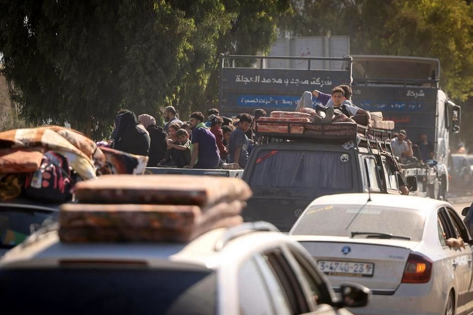 Palestinos con sus pertenencias buscan salir de Gaza.