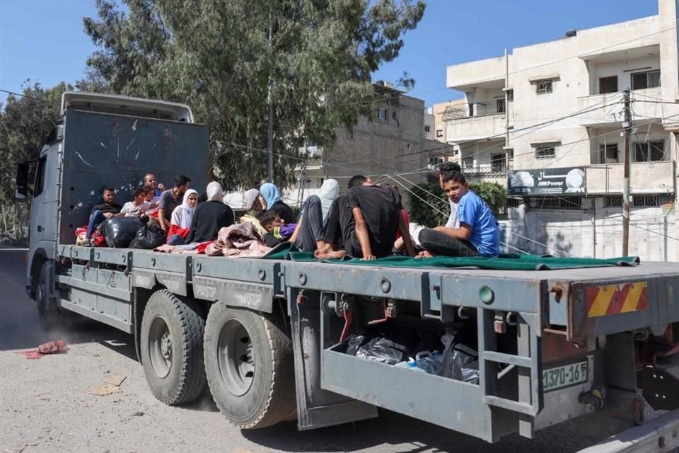 Palestinos huyen a zonas más seguras.