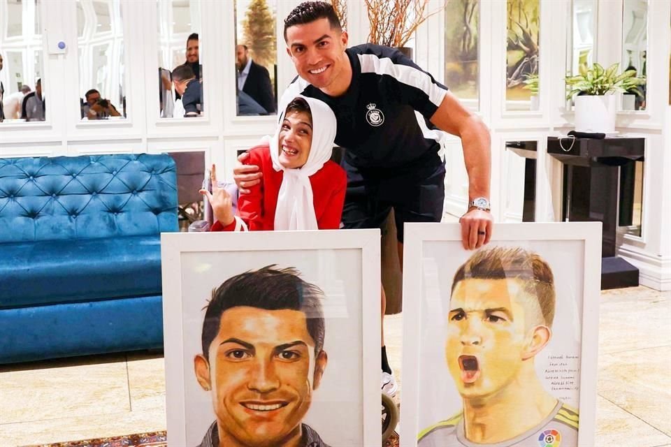 Cristiano agradeció los cuadros a la pintora con un abrazo y un beso en la frente.