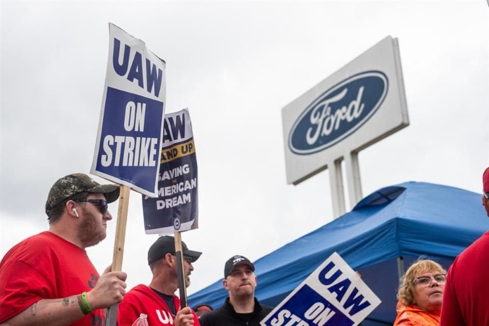 Miembros del UAW en una planta de ensamblaje de Ford en Michigan.